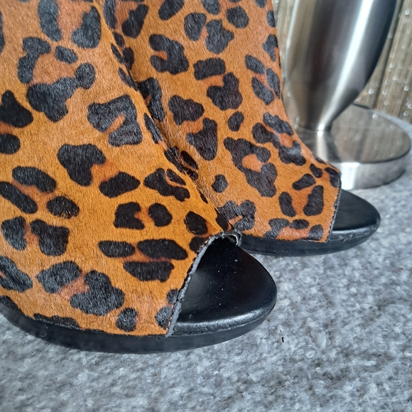 Size 8.5M womens, Banana Republic, leopard print, peep toe heels, Booties - Picture 3 of 11